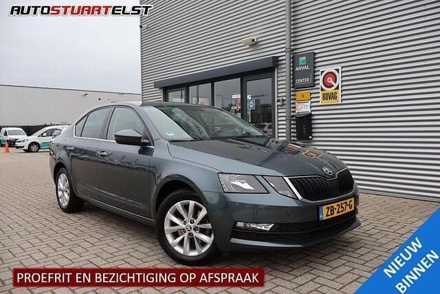 Grijs Gebruikt 2019 Skoda Octavia Business Line Hatchback | € 12.999 (Goede deal) - Afbeelding 1/4