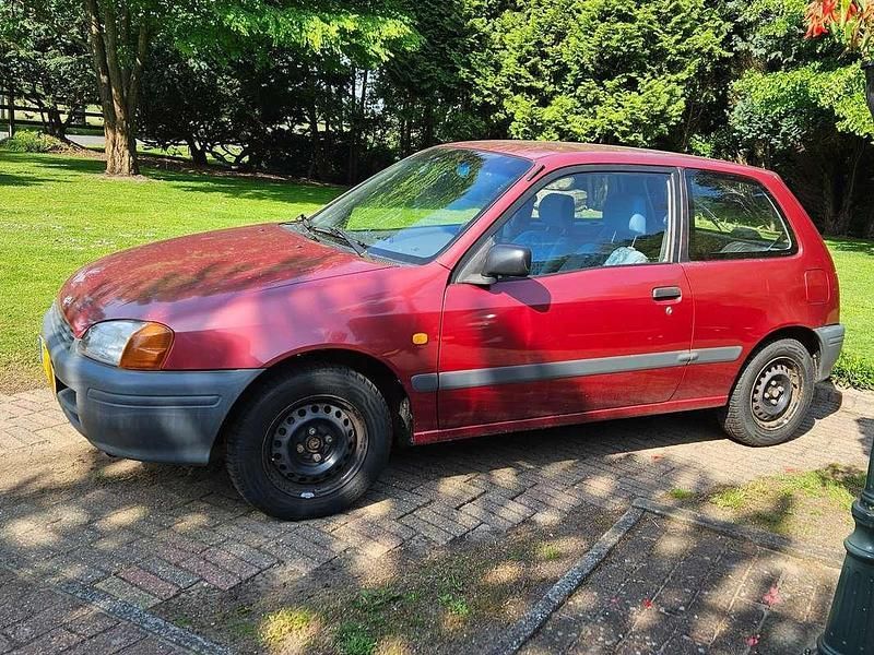 Rood Gebruikt 1998 Toyota Starlet Hatchback | € 2.350 (Iets duurder) - Afbeelding 1/4