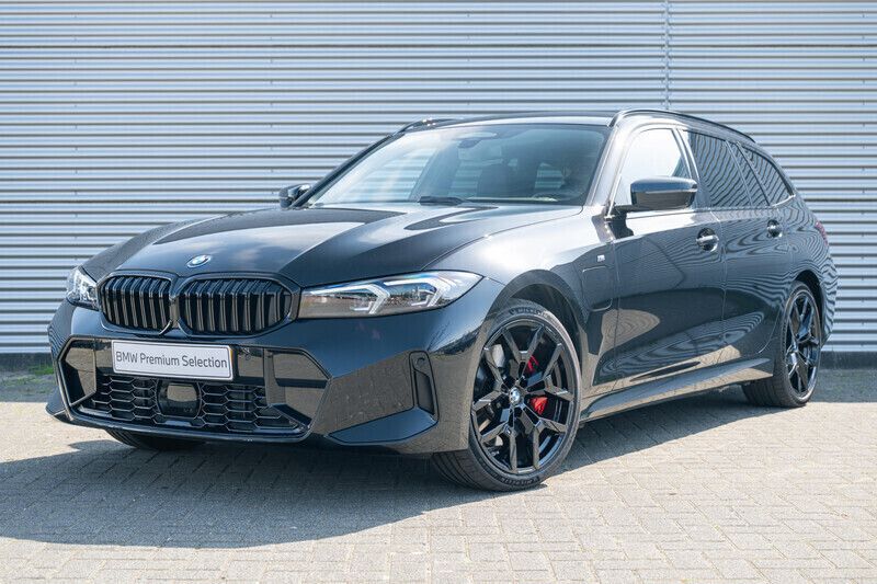 Zwart Gebruikt 2024 BMW 330e Executive Stationwagen | € 58.750 (Duur) - Afbeelding 1/4