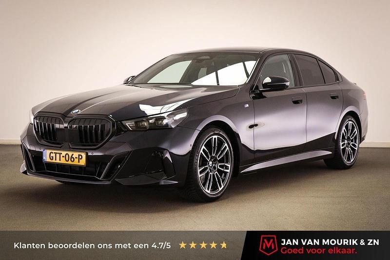 Zwart Gebruikt 2024 BMW 520 M Sport Sedan | € 55.645 (Eerlijke prijs) - Afbeelding 1/4
