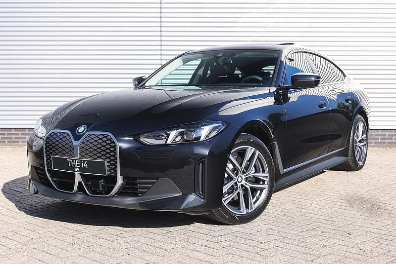 Zwart Nieuw 2025 BMW i4 Comfort Edition Sedan | € 62.455 (Super prijs) - Afbeelding 1/4