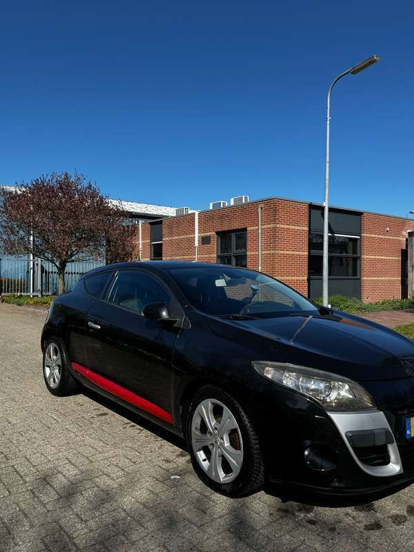 Zwart Gebruikt 2009 Renault Mégane Coupé Business Coupé | € 2.300 (Eerlijke prijs) - Afbeelding 1/4
