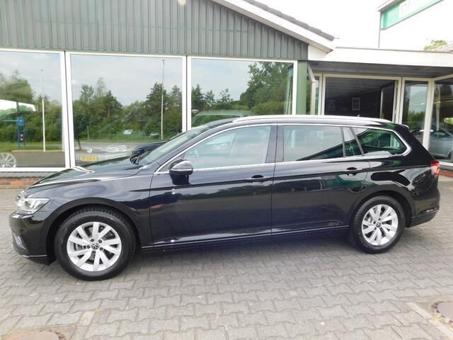 Zwart Gebruikt 2022 VW Passat Stationwagen | € 26.950 (Eerlijke prijs) - Afbeelding 1/4