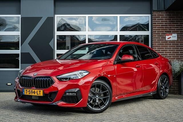 Rood Gebruikt 2023 BMW 218 M Sport Sedan | € 28.950 (Goede deal) - Afbeelding 1/4