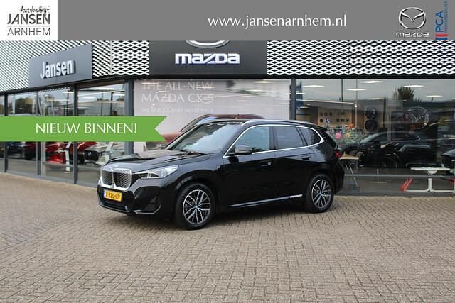 Zwart Gebruikt 2024 BMW iX1 M Sport SUV | € 36.900 (Eerlijke prijs) - Afbeelding 1/4