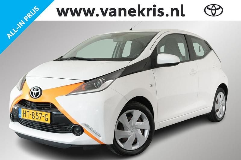Wit Gebruikt 2016 Toyota Aygo X-play Hatchback | € 7.699 (Eerlijke prijs) - Afbeelding 1/4