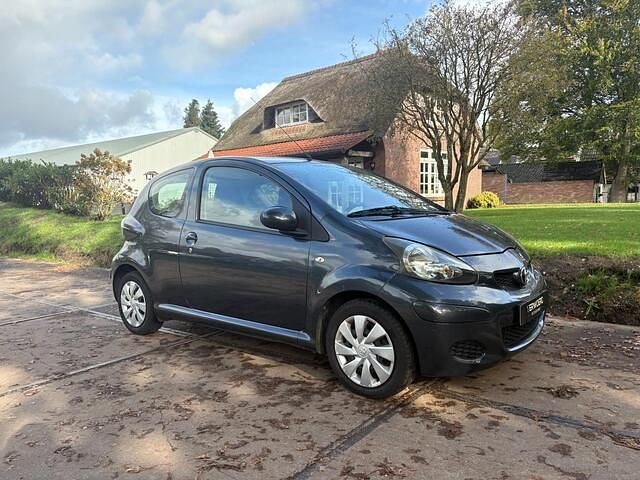 Grijs Gebruikt 2010 Toyota Aygo Cool Hatchback | € 2.750 (Eerlijke prijs) - Afbeelding 1/4