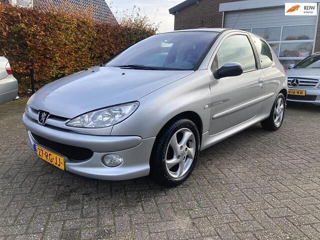 Grijs (metallic) Gebruikt 2005 Peugeot 206 Quiksilver Hatchback | € 999 (Eerlijke prijs) - Afbeelding 1/4