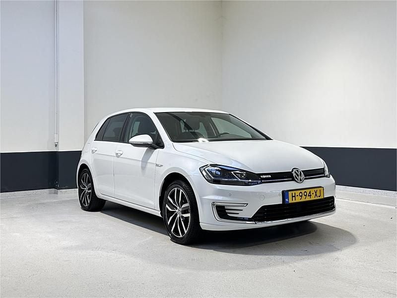 Wit, metallic lak Gebruikt 2020 VW e-Golf Hatchback | € 12.449 (Eerlijke prijs) - Afbeelding 1/4