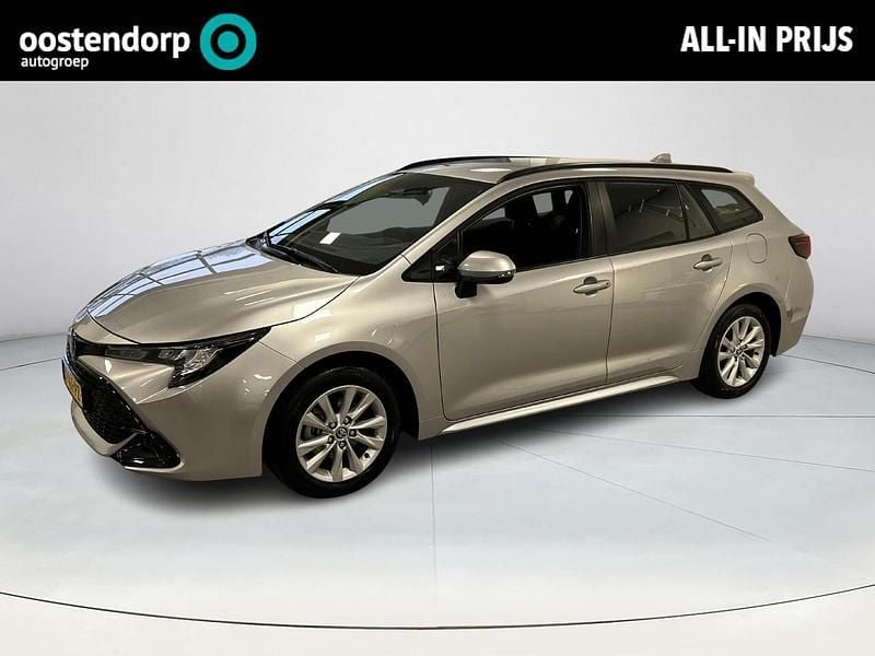 Shimmering silver metallic grijs Gebruikt 2024 Toyota Corolla Active Stationwagen | € 29.945 (Iets duurder) - Afbeelding 1/4