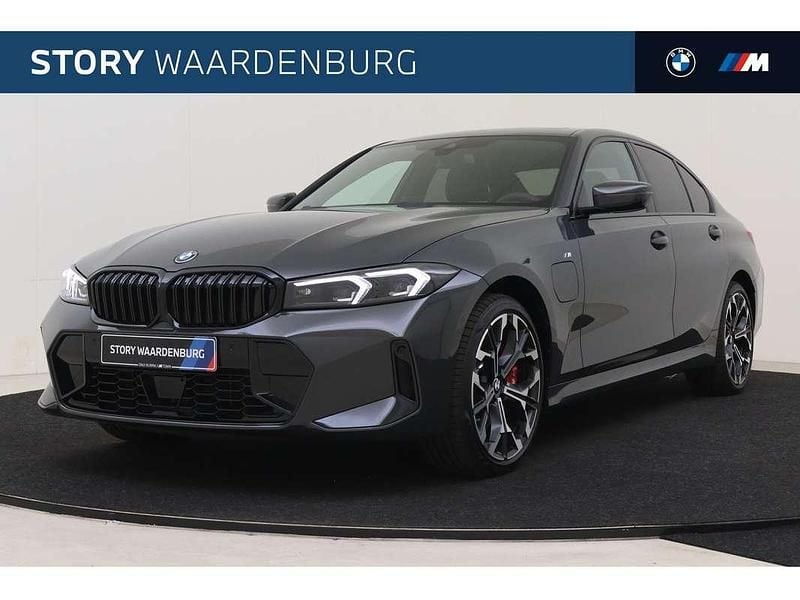 Grijs Nieuw 2025 BMW 330e M Sport Sedan | € 73.771 (Iets duurder) - Afbeelding 1/4