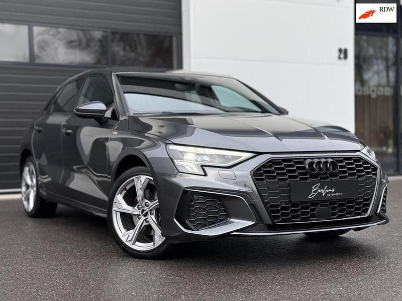 Grijs (metallic) Gebruikt 2022 Audi A3 Sportback e-tron S-Line Hatchback | € 27.450 (Goede deal) - Afbeelding 1/4