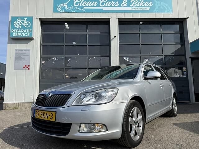 Grijs Gebruikt 2011 Skoda Octavia Elegance Stationwagen | € 2.950 (Goede deal) - Afbeelding 1/4