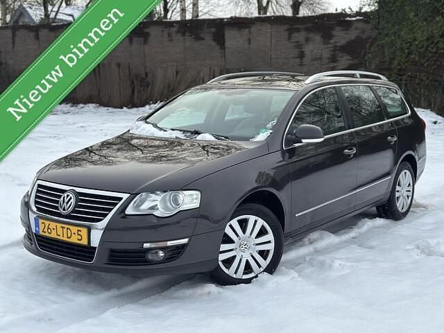 Bruin Occasion 2010 VW Passat Highline Stationwagen | € 2.999 (Goede deal) - Afbeelding 1/4