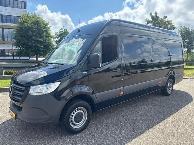 Zwart Gebruikt 2021 Mercedes Sprinter Van | € 37.750 (Goede deal) - Afbeelding 1/4