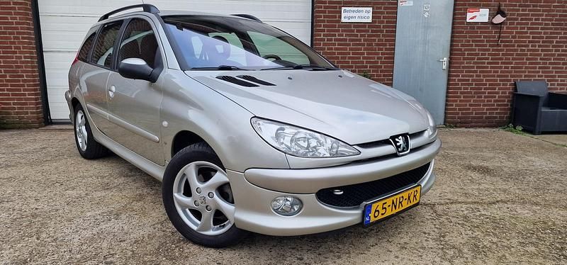 Grijs (parellak) Gebruikt 2004 Peugeot 206 Stationwagen | € 2.695 - Afbeelding 1/4