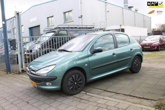 Groen Gebruikt 2001 Peugeot 206 Hatchback | € 1.450 (Eerlijke prijs) - Afbeelding 1/4