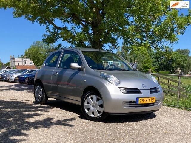 Grijs, metallic lak Gebruikt 2005 Nissan Micra Hatchback | € 2.975 (Duur) - Afbeelding 1/4
