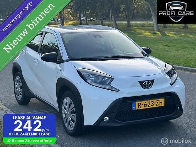 Wit Gebruikt 2022 Toyota Aygo Play Hatchback | € 13.950 (Super prijs) - Afbeelding 1/4