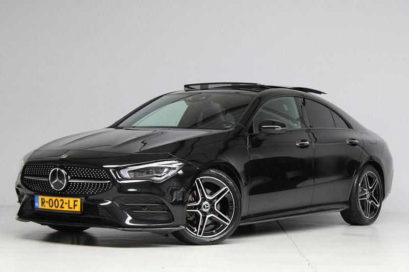 Zwart Occasion 2022 Mercedes CLA180 AMG line Sedan | € 27.945 (Goede deal) - Afbeelding 1/4