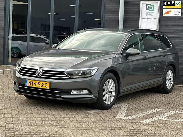 Grijs Gebruikt 2017 VW Passat Comfortline Stationwagen | € 18.445 (Eerlijke prijs) - Afbeelding 1/4