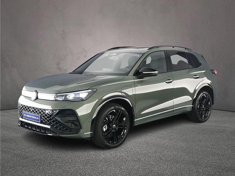 Cipressino green metallic Nieuw 2025 VW Tiguan R-line Edition SUV | € 62.900 (Eerlijke prijs) - Afbeelding 1/4