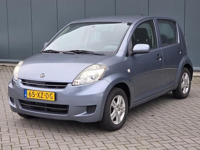 Grijs Occasion 2007 Daihatsu Sirion Hatchback | € 1.399 (Eerlijke prijs) - Afbeelding 1/3