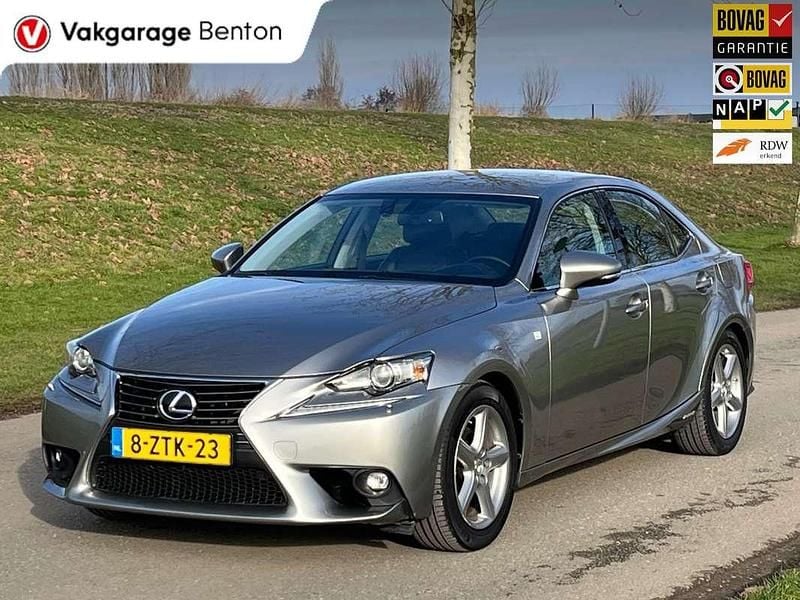 Grijs Occasion 2015 Lexus IS300h Limited Edition Sedan | € 17.440 (Eerlijke prijs) - Afbeelding 1/4