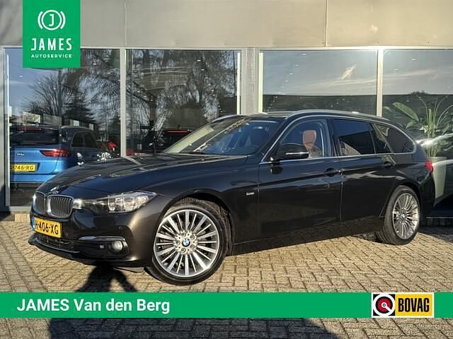 Bruin Occasion 2017 BMW 318 Basis Stationwagen | € 14.075 (Eerlijke prijs) - Afbeelding 1/4