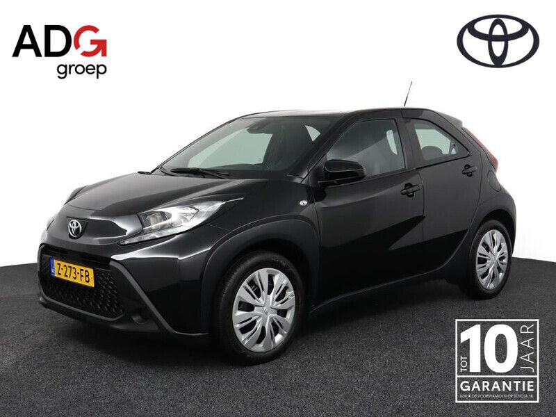 Zwart Gebruikt 2024 Toyota Aygo Play Hatchback | € 18.900 (Eerlijke prijs) - Afbeelding 1/4