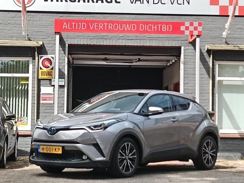 Grijs (metallic) Gebruikt 2018 Toyota C-HR+ Style SUV | € 18.500 - Afbeelding 1/4