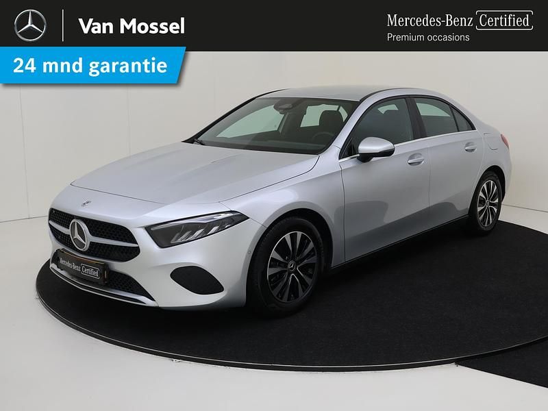 Grijs Gebruikt 2024 Mercedes A180 Business Sedan | € 31.945 (Goede deal) - Afbeelding 1/4
