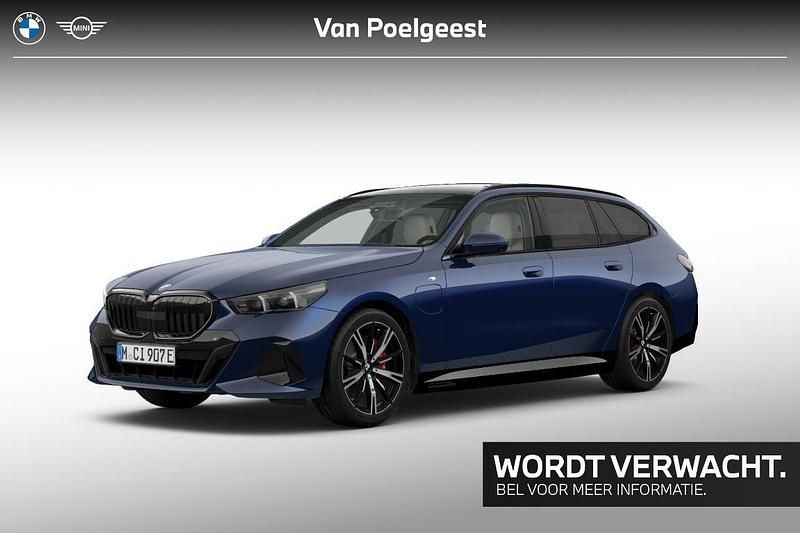 Blauw Gebruikt 2025 BMW 550e M Sport Stationwagen | € 87.900 (Super prijs) - Afbeelding 1/2