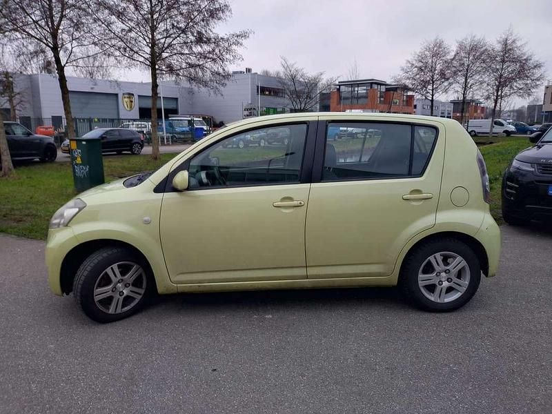 Occasion Daihatsu Sirion 91 PK (66 kW) 2007 Geel Hatchback