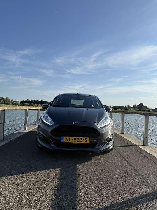 Grijs Gebruikt 2017 Ford Fiesta ST-Line Hatchback | € 7.750 (Super prijs) - Afbeelding 1/4