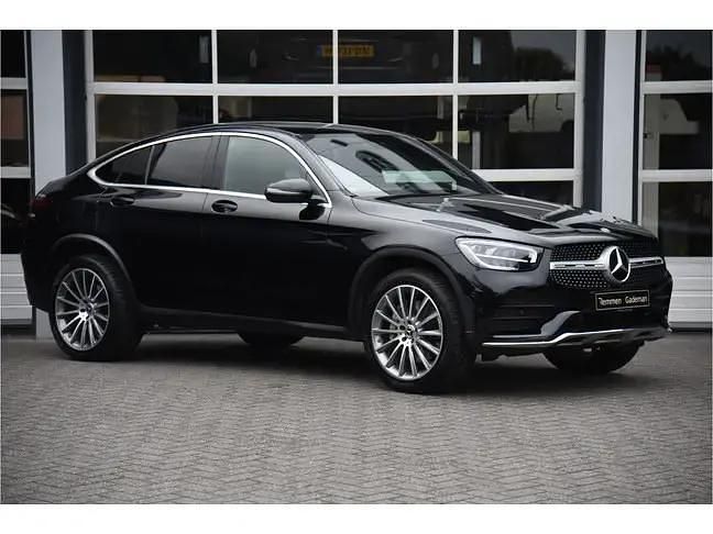 Zwart Gebruikt 2021 Mercedes GLC300e AMG line Coupé | € 49.875 (Eerlijke prijs) - Afbeelding 1/4