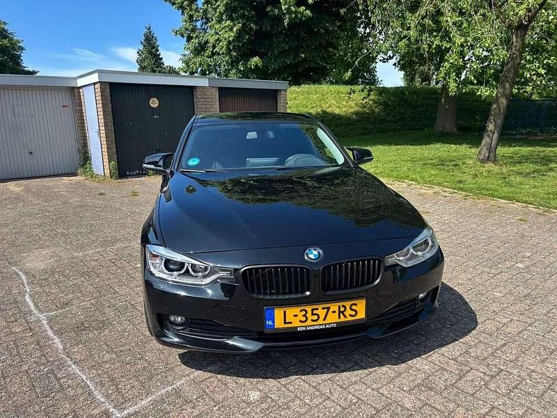 Zwart Gebruikt 2013 BMW 318 Executive Sedan | € 12.000 - Afbeelding 1/4