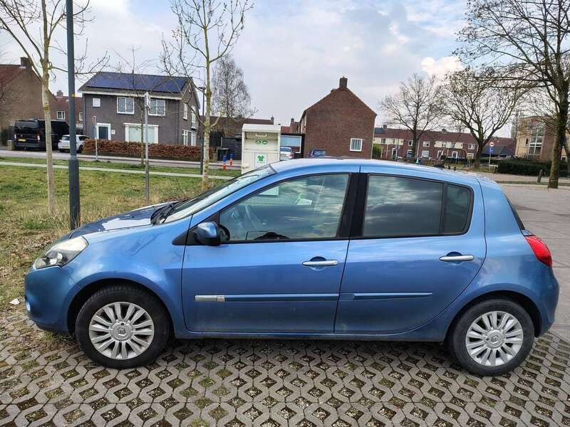 Gebruikt 2011 Renault Clio II Dynamique Sedan | € 3.000 (Eerlijke prijs) - Afbeelding 1/4