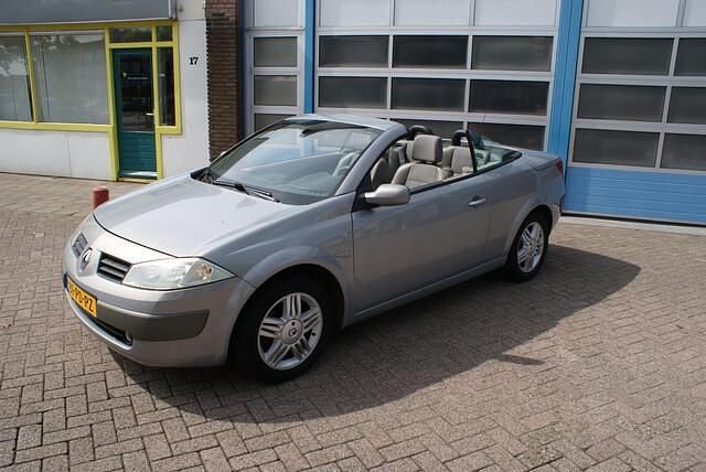 Beige, metallic lak Gebruikt 2004 Renault Mégane Cabriolet Luxe Cabriolet | € 2.250 - Afbeelding 1/4