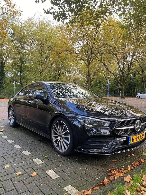 Zwart Gebruikt 2019 Mercedes CLA220 Premium Plus Sedan | € 26.750 (Eerlijke prijs) - Afbeelding 1/4