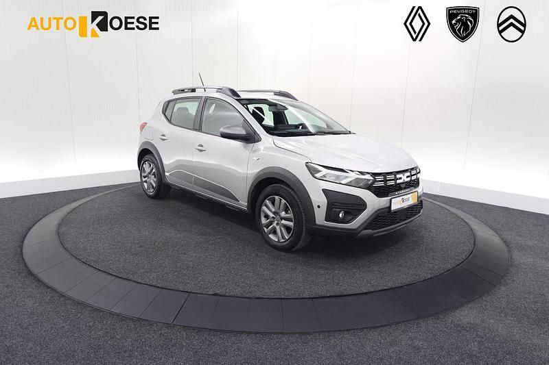 Grijs Gebruikt 2023 Dacia Sandero Expression Hatchback | € 21.295 (Eerlijke prijs) - Afbeelding 1/4