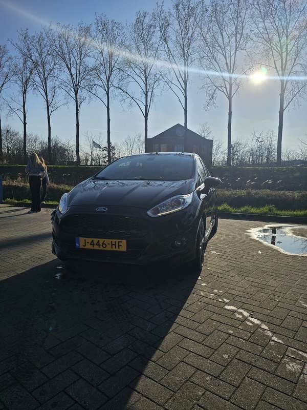 Zwart Gebruikt 2014 Ford Fiesta Titanium Hatchback | € 8.400 (Duur) - Afbeelding 1/4