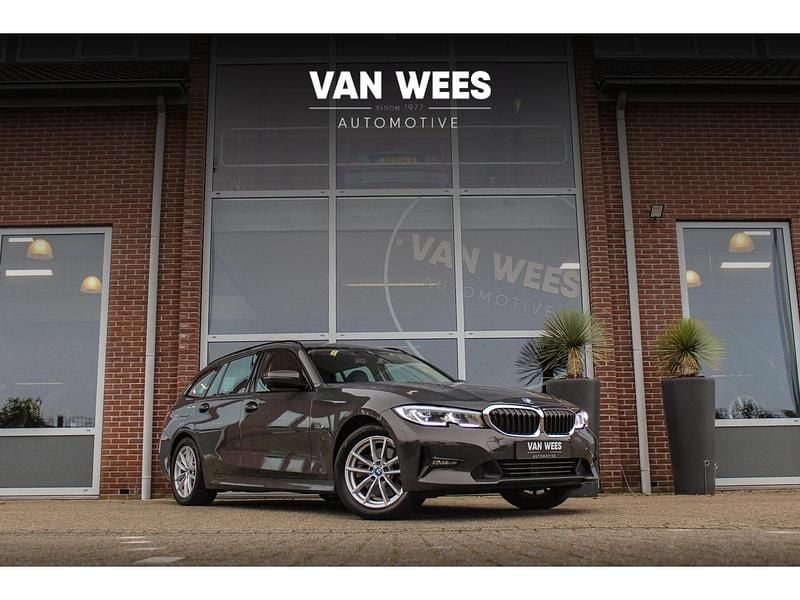 Grijs Occasion 2022 BMW 320 Executive Stationwagen | € 25.450 (Super prijs) - Afbeelding 1/3