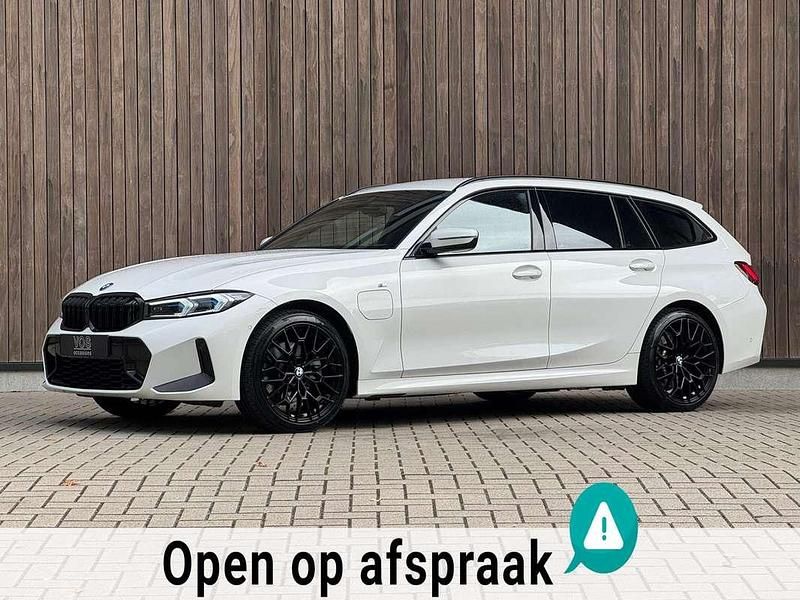 Wit, metallic lak Gebruikt 2023 BMW 330e M Sport Stationwagen | € 36.950 - Afbeelding 1/4