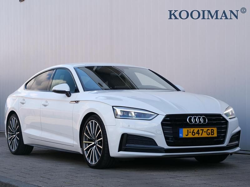 Wit Gebruikt 2020 Audi A5 Sportback Black Edition Hatchback | € 29.450 (Eerlijke prijs) - Afbeelding 1/4