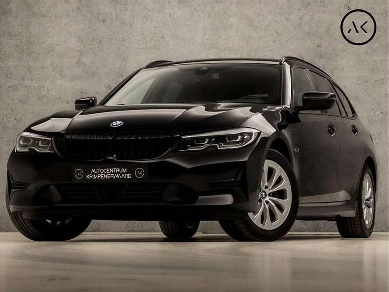 Zwart Gebruikt 2022 BMW 320e Sport Line Stationwagen | € 27.945 (Eerlijke prijs) - Afbeelding 1/4