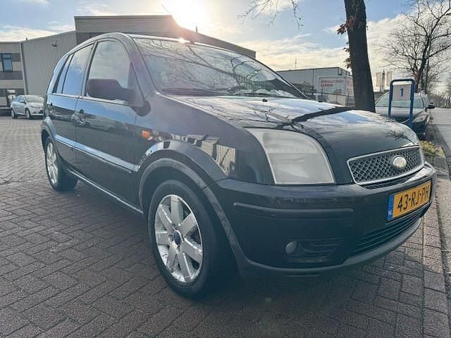 Zwart Gebruikt 2005 Ford Fusion Futura MPV | € 1.450 (Eerlijke prijs) - Afbeelding 1/4