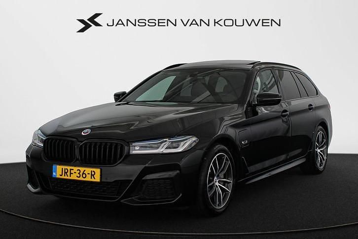 Zwart Occasion 2022 BMW 530e M Sport Stationwagen | € 40.900 (Iets duurder) - Afbeelding 1/4