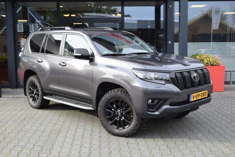 Grijs, metallic lak Gebruikt 2023 Toyota Land Cruiser BlackLine SUV | € 79.854 (Duur) - Afbeelding 1/4