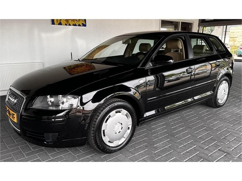 Zwart Gebruikt 2005 Audi A3 Attraction Hatchback | € 3.950 (Iets duurder) - Afbeelding 1/4